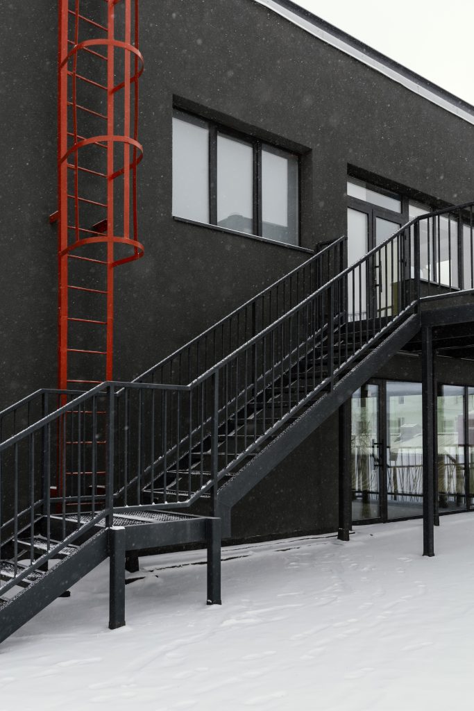 escalera de gato y plataforma de acero al carbono fabricada en gijon asturias